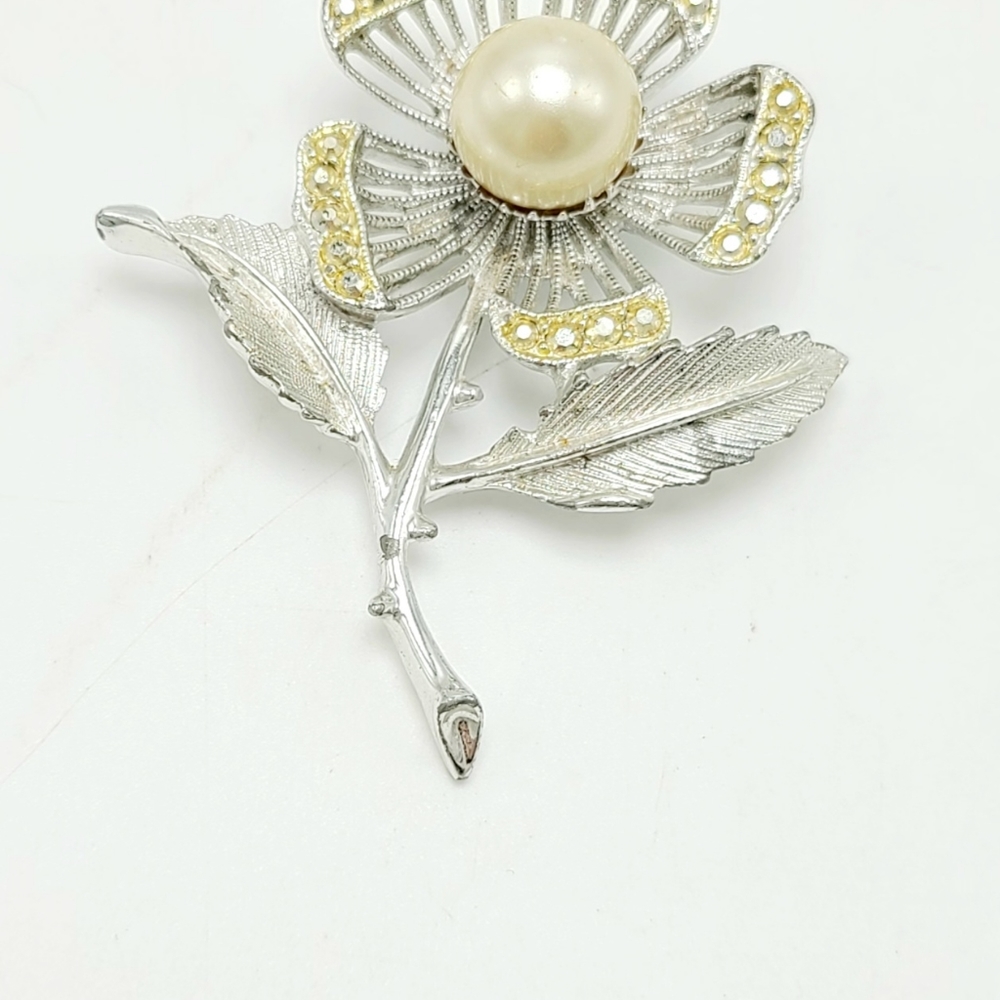 Sarah Coventry vintage brooch Silver Tone flower rhinestones and imitation pearl - Picture 3 of 5